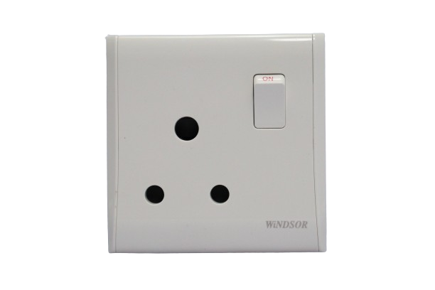 15a-1-gang-switched-socket-p429f-pioneer-white-windsor